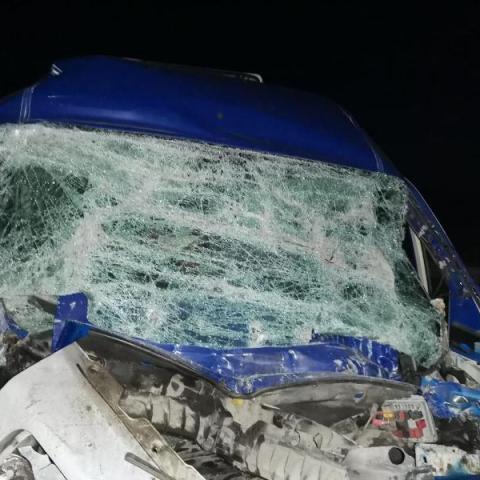Микроавтобус протаранил попутный КамАЗ на Ставрополье, пострадал мужчина